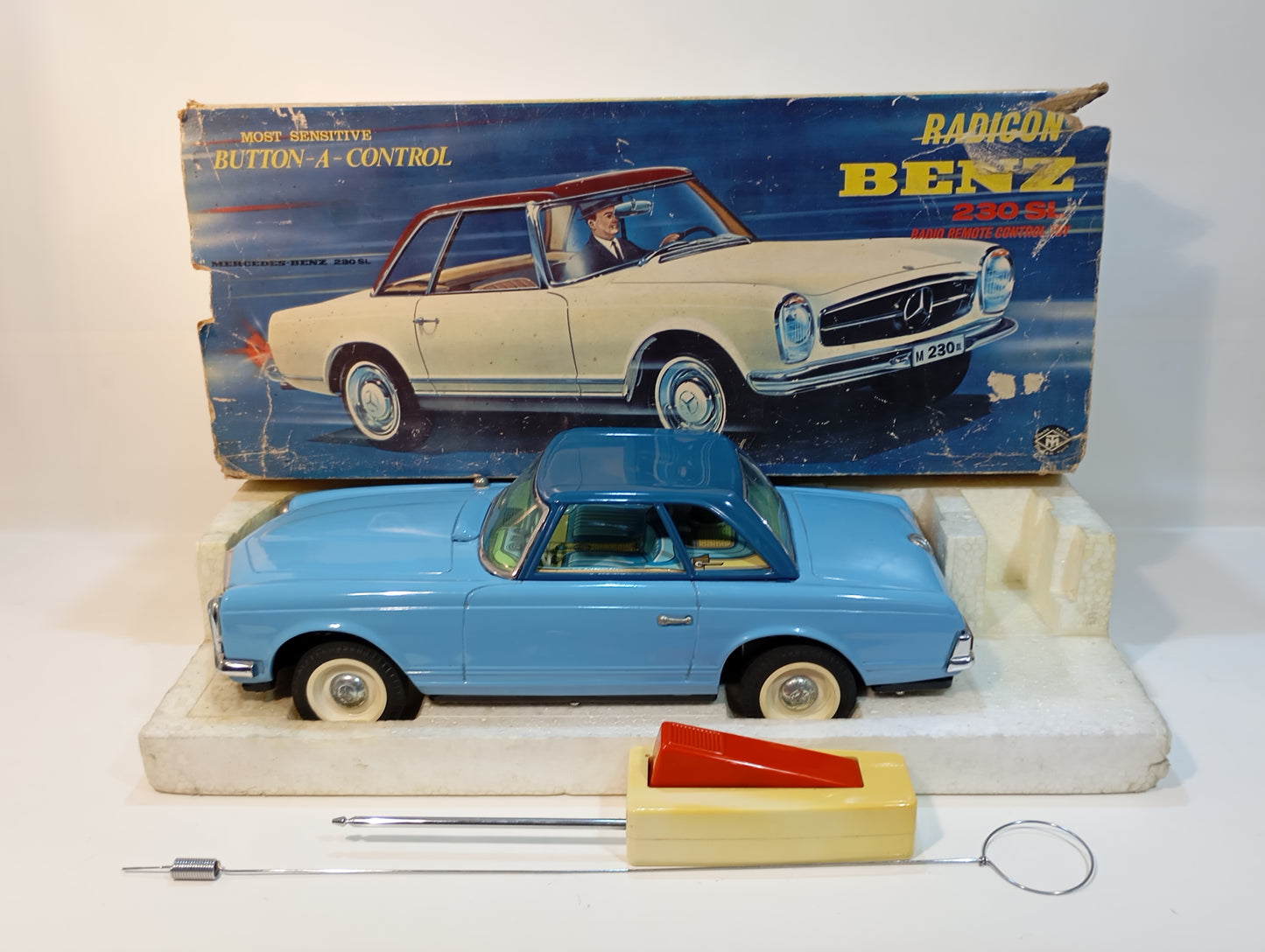 Modern Toys Pagoda Mercedes with remote control in original box (72996)