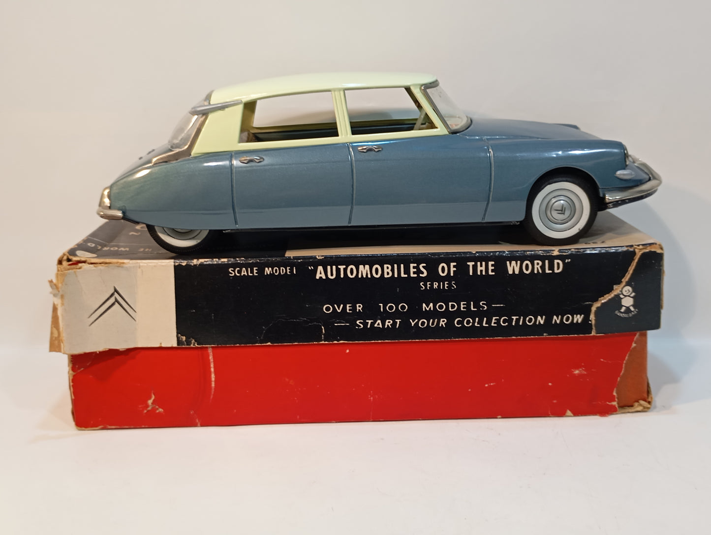 Bandai Citroen DS 19 Sedan Art.739 in original box (73002)