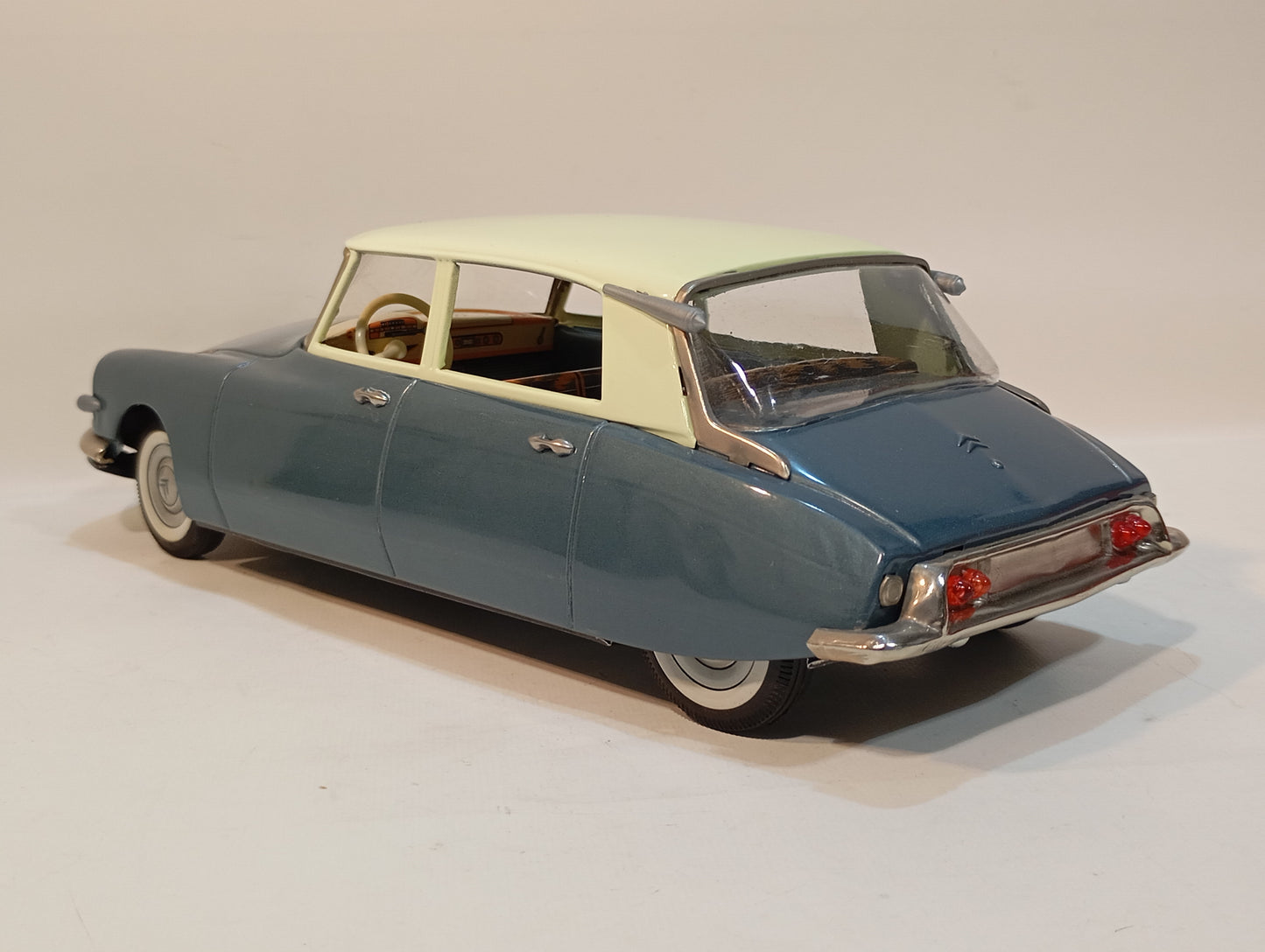 Bandai Citroen DS 19 Sedan Art.739 in original box (73002)