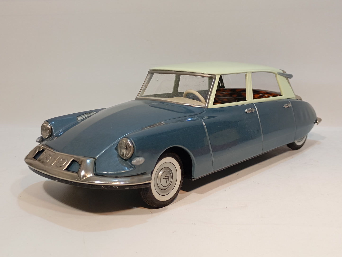 Bandai Citroen DS 19 Sedan Art.739 in original box (73002)