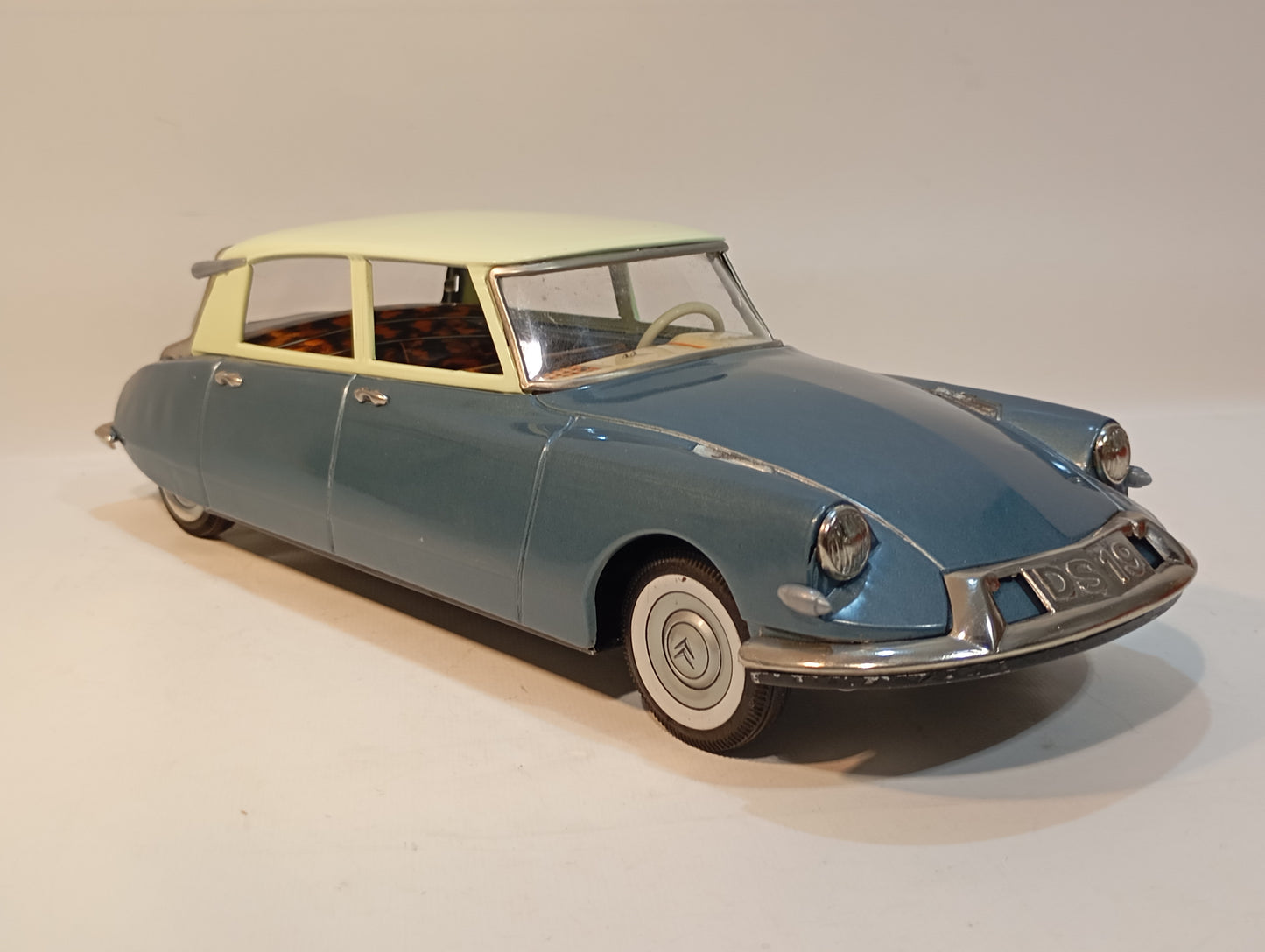 Bandai Citroen DS 19 Sedan Art.739 in original box (73002)