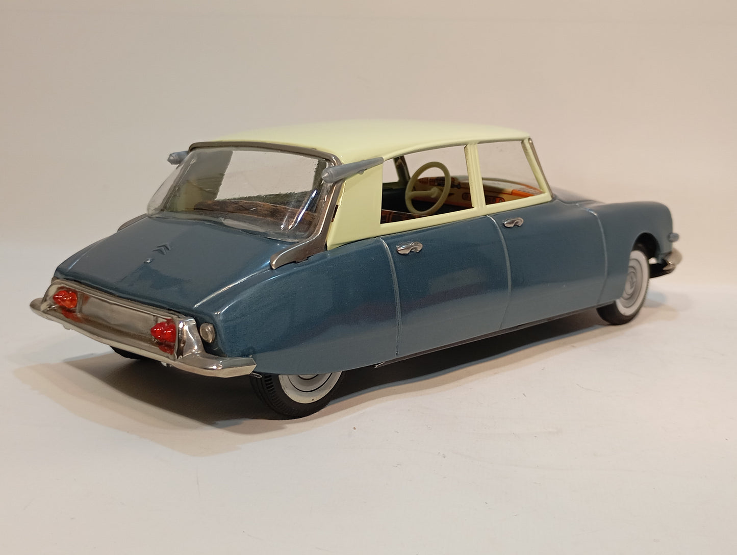 Bandai Citroen DS 19 Sedan Art.739 in original box (73002)