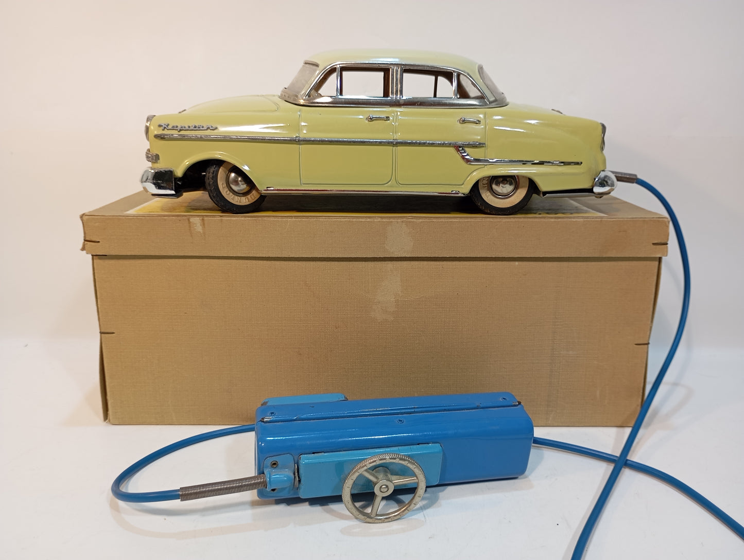 Gama 400 Opel Kapitän gelb/beige im Originalkarton (73571)