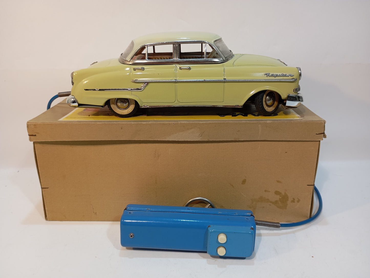 Gama 400 Opel Kapitän gelb/beige im Originalkarton (73571)