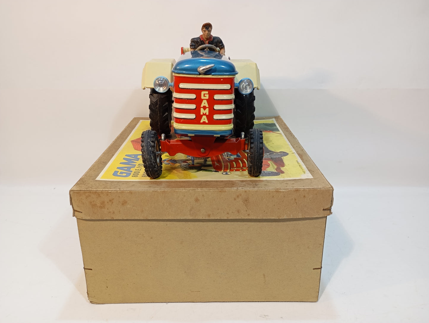 Gama 800E / 10 Traktor im Originalkarton (73575)