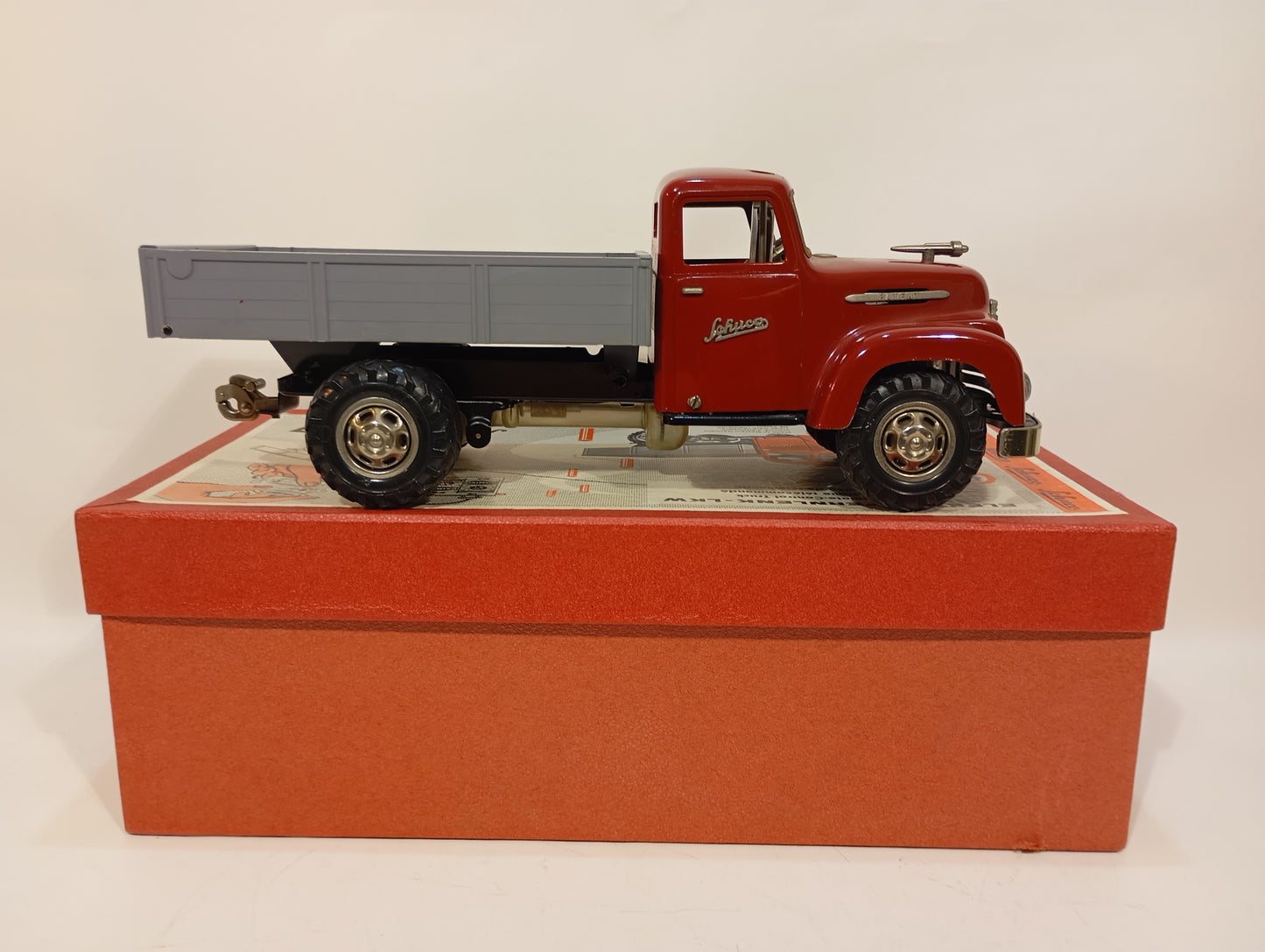 Schuco 6077 Electro Fernlenk LKW im Originalkarton (73926)