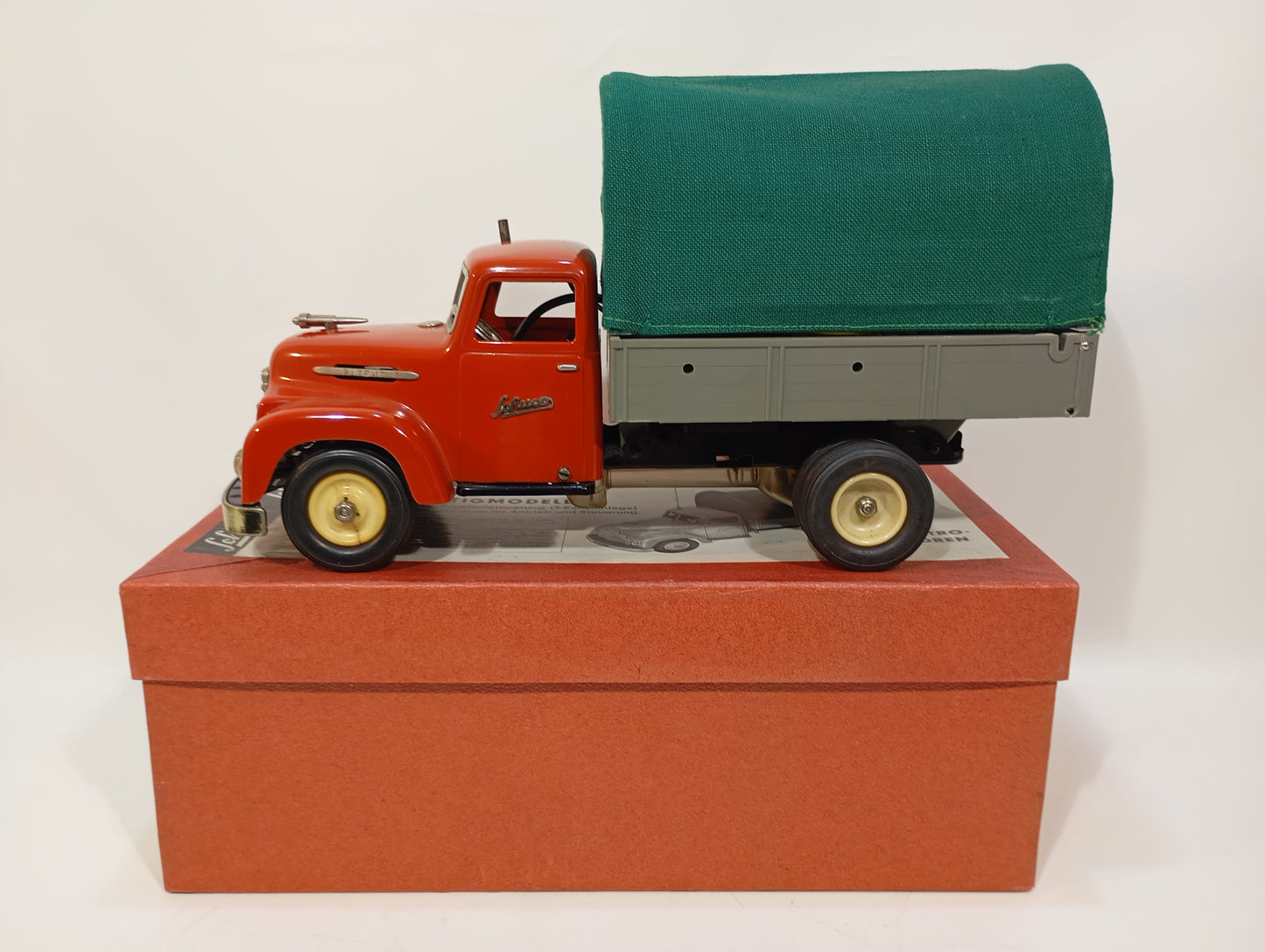 Schuco 550 Hegi Constructions LKW im Originalkarton (73938)