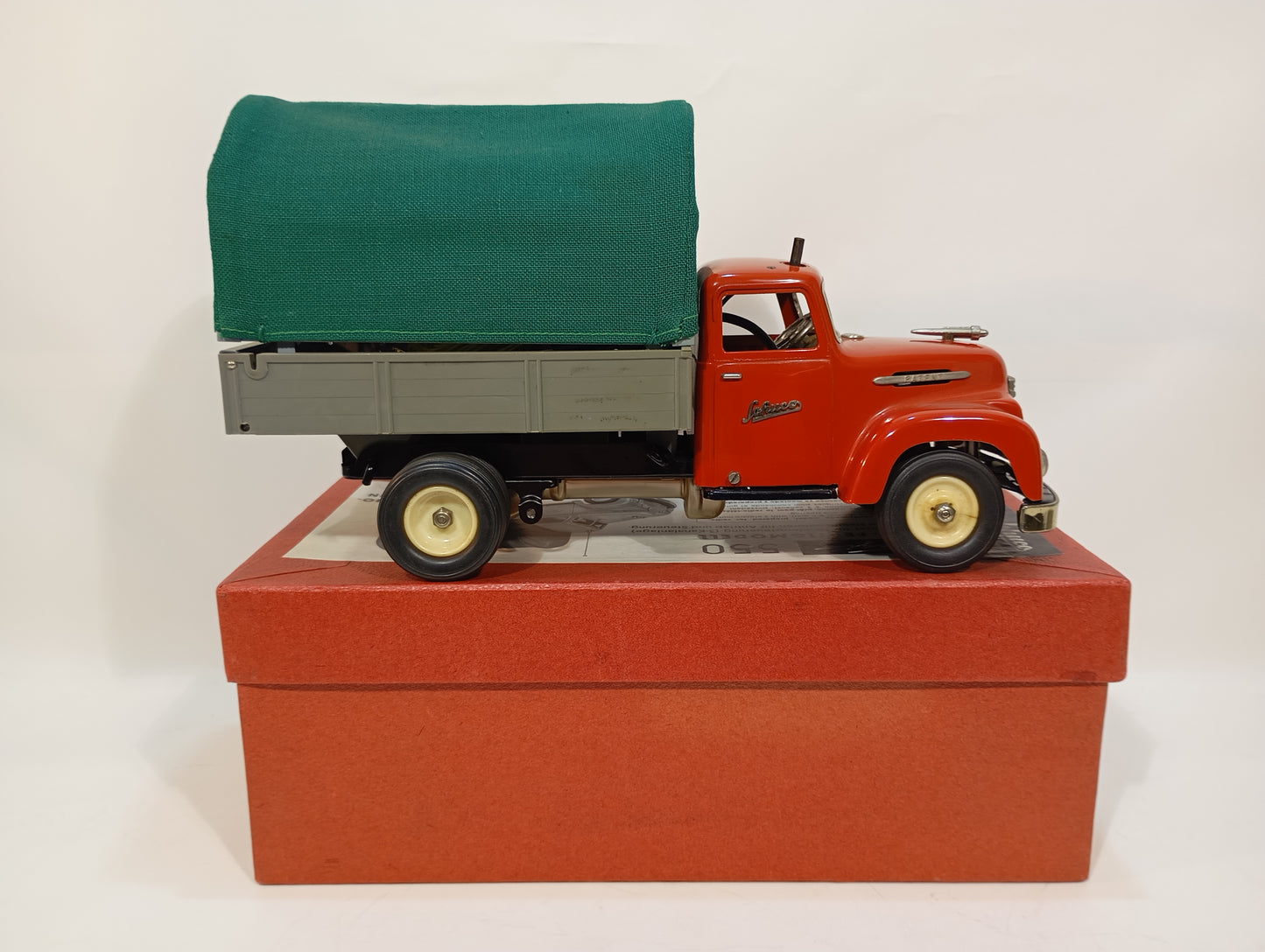 Schuco 550 Hegi Constructions LKW im Originalkarton (73938)