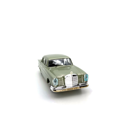 Gama Mercedes Heckflosse 220S Nummer 475 im Originalkarton (74665)