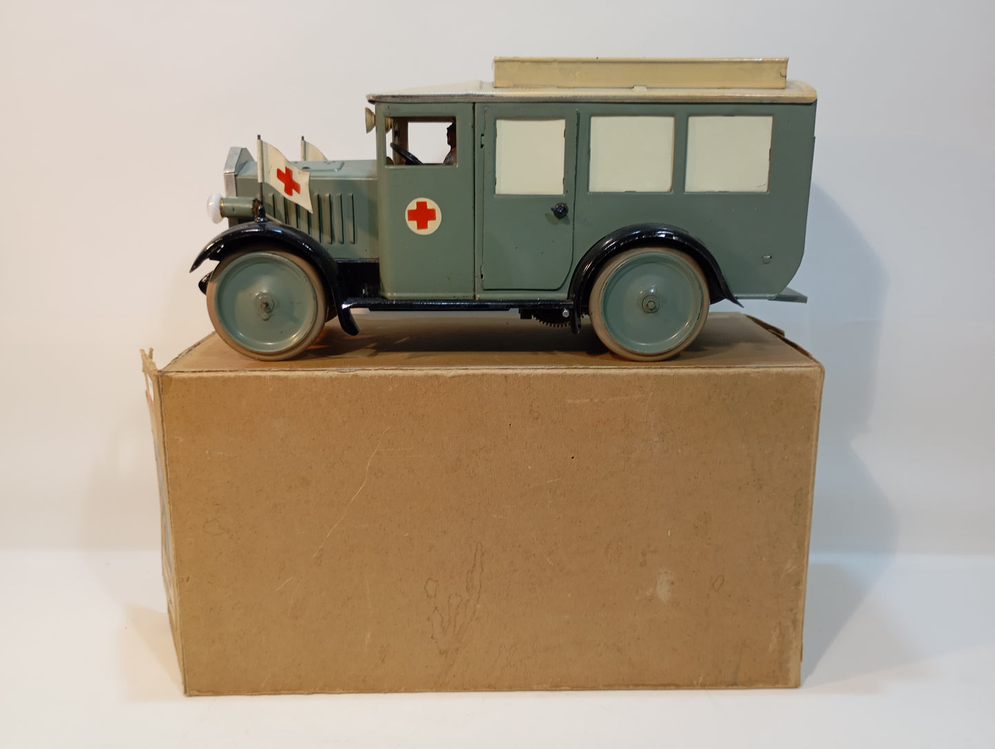 Hausser Sanitätskrankenwagen (73675)