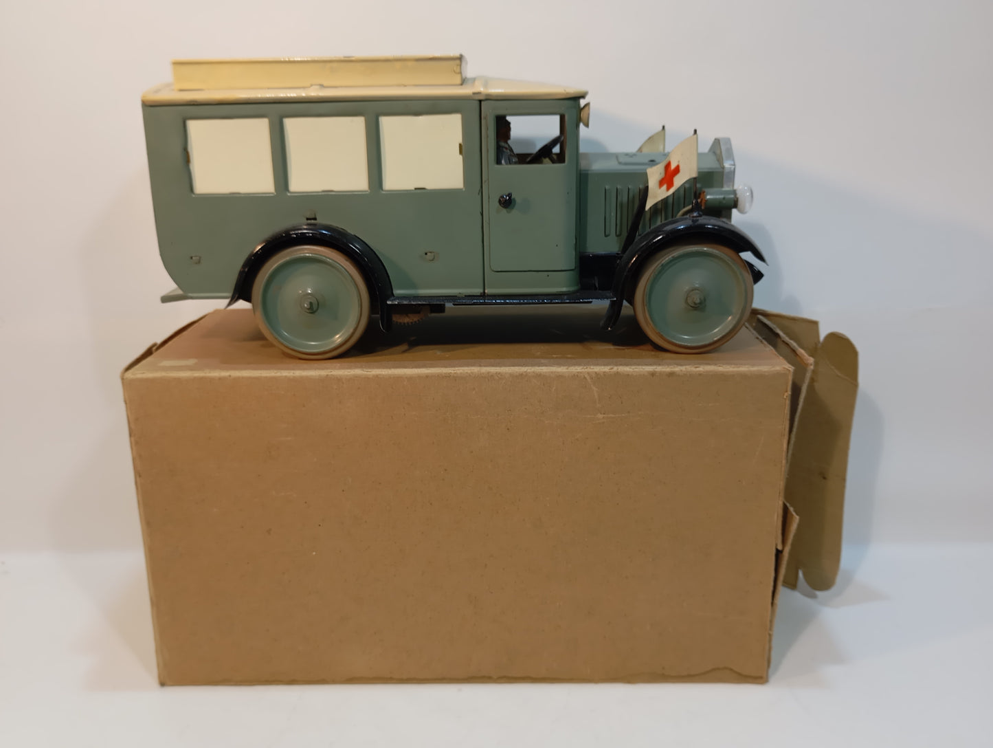 Hausser Sanitätskrankenwagen (73675)