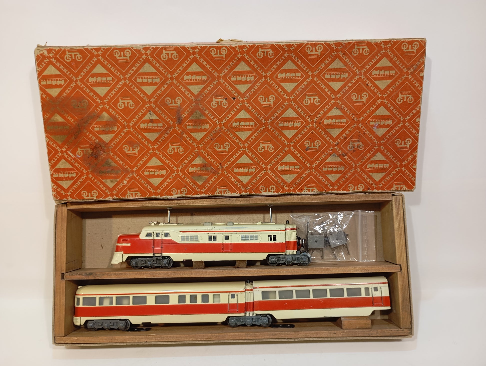 Märklin H0 ST 800 Triebwagen rot weiß im Originalkarton