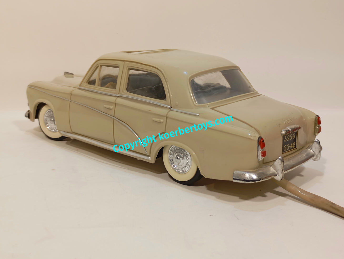 Gege Peugeot 403 im Originalkarton