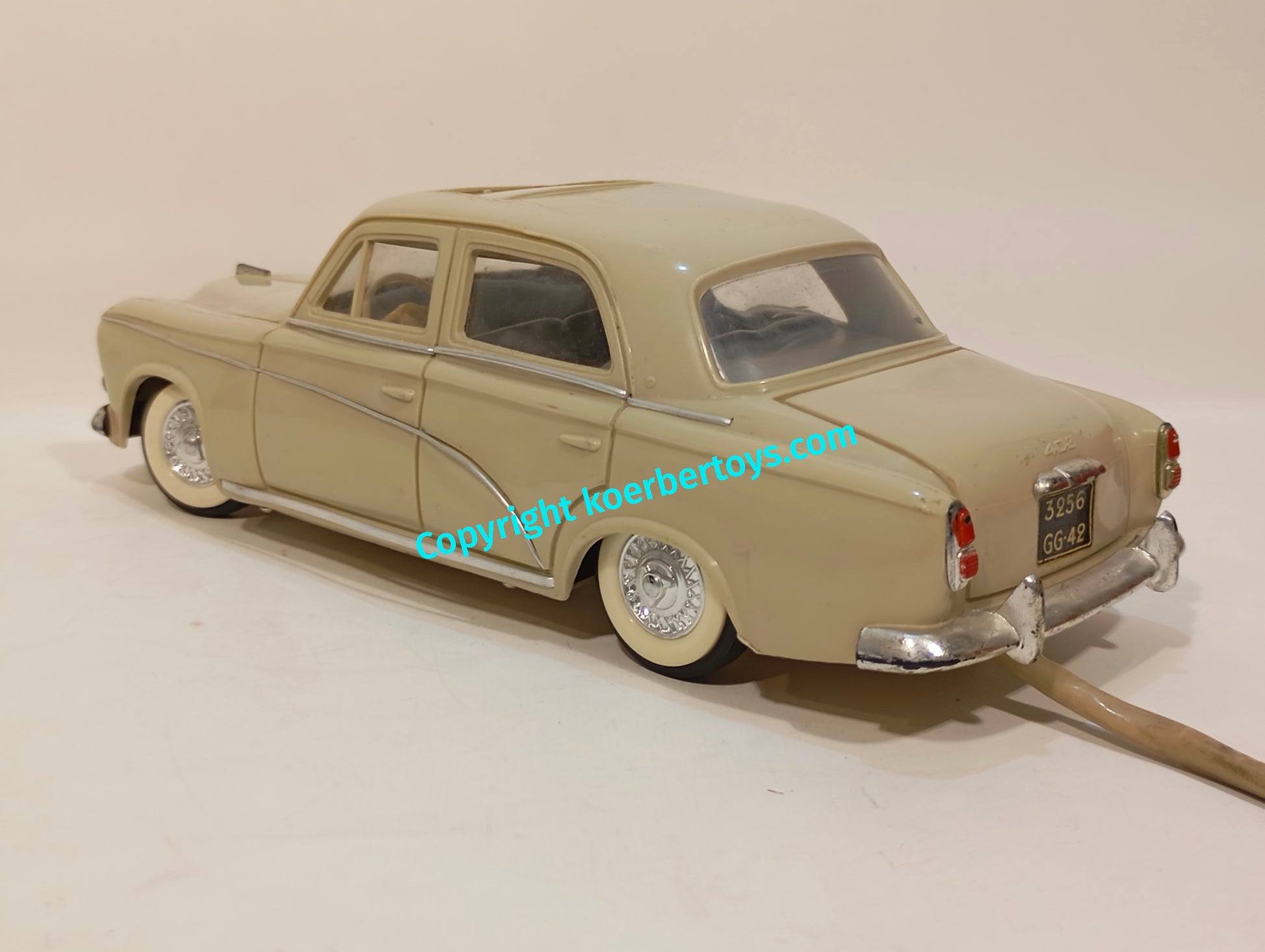 Gege Peugeot 403 im Originalkarton