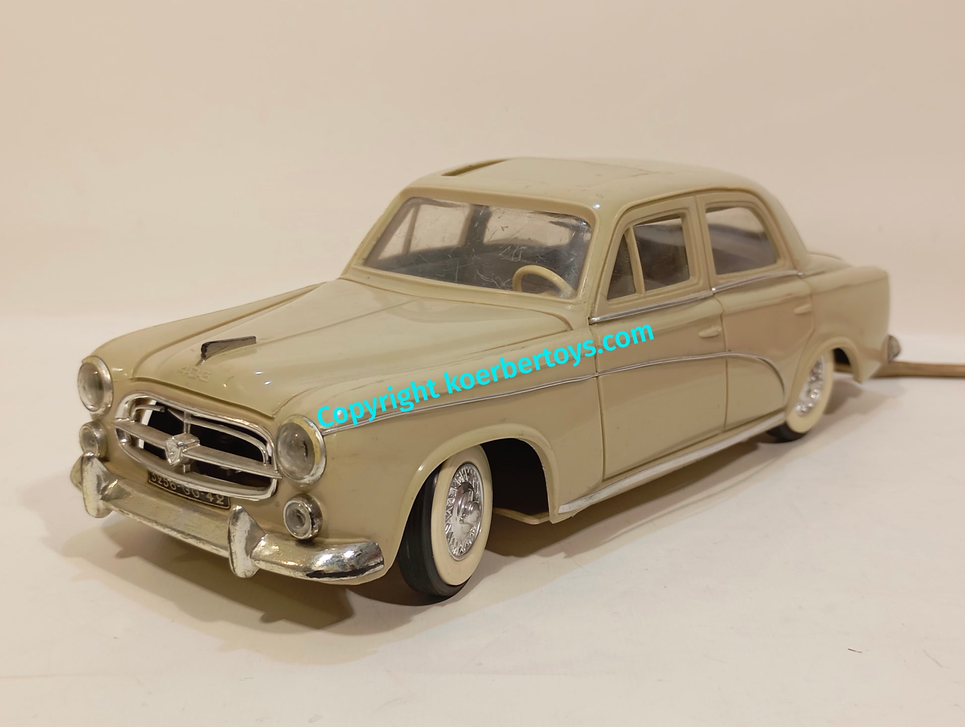 Gege Peugeot 403 im Originalkarton