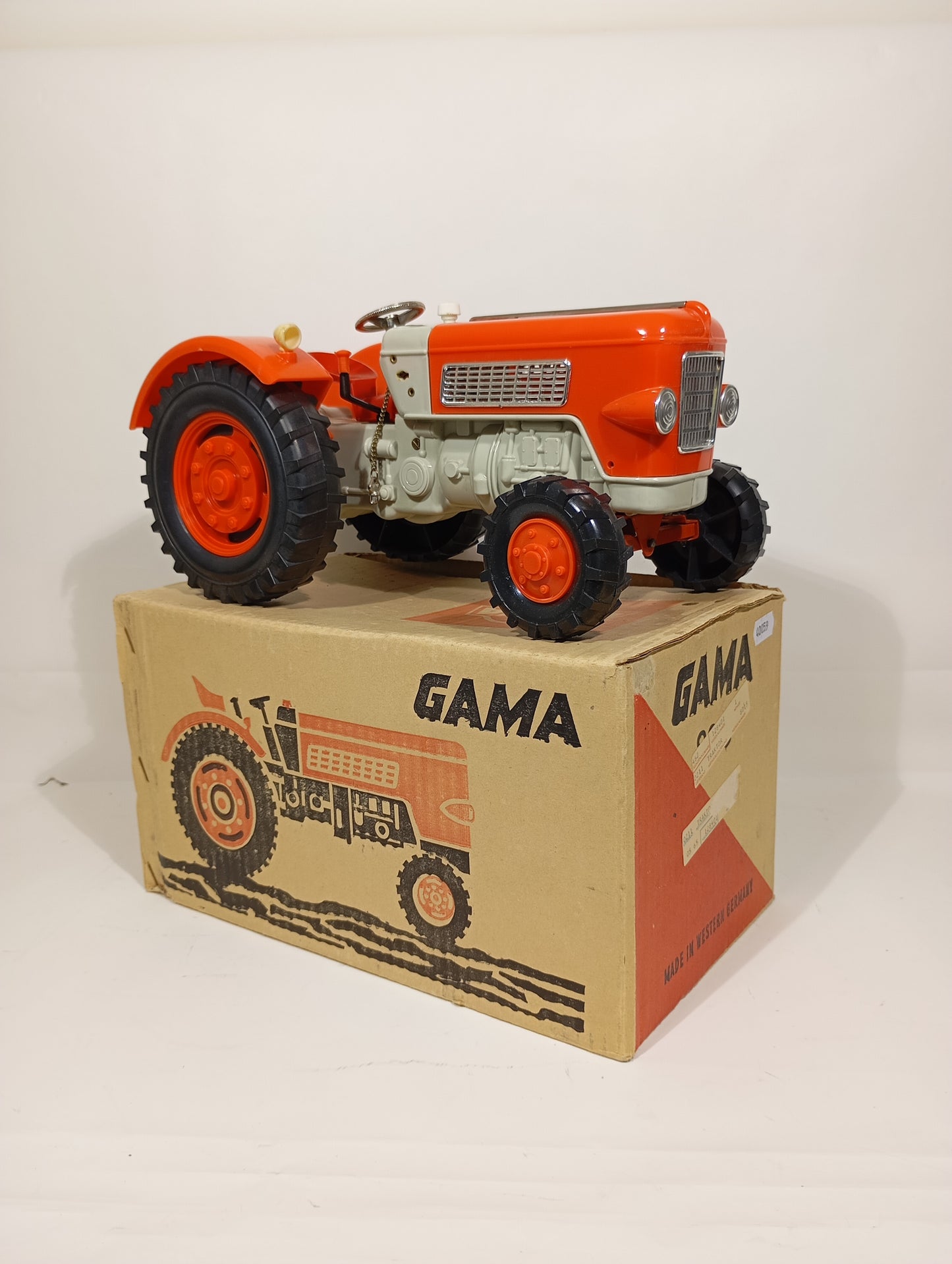 Gama Traktor 8015 im Originalkarton (75770)