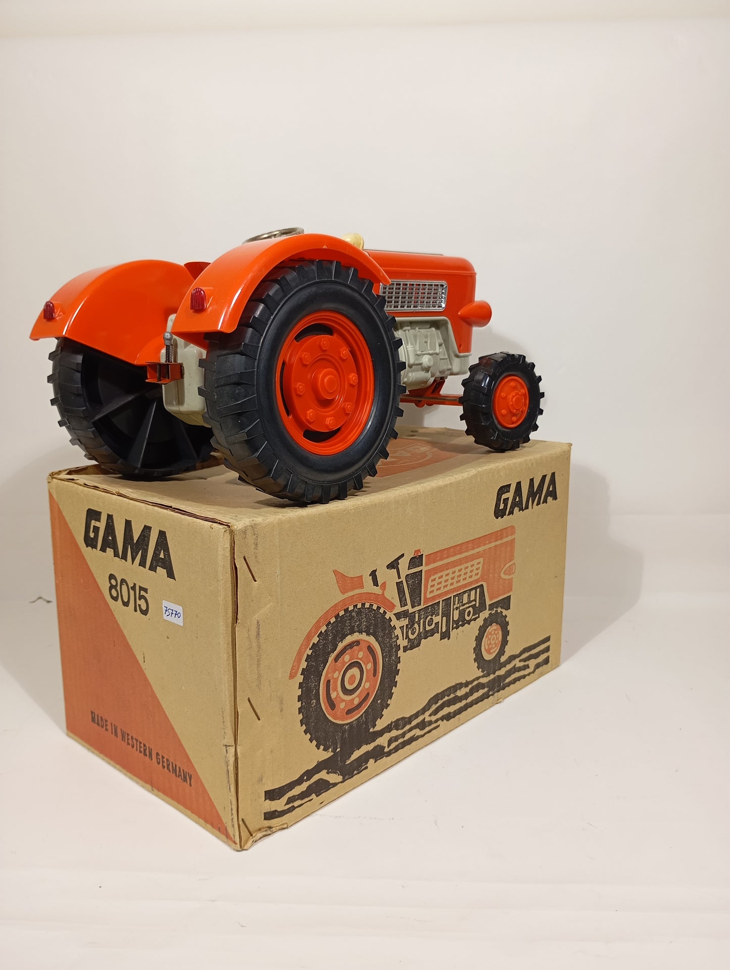 Gama Traktor 8015 im Originalkarton (75770)