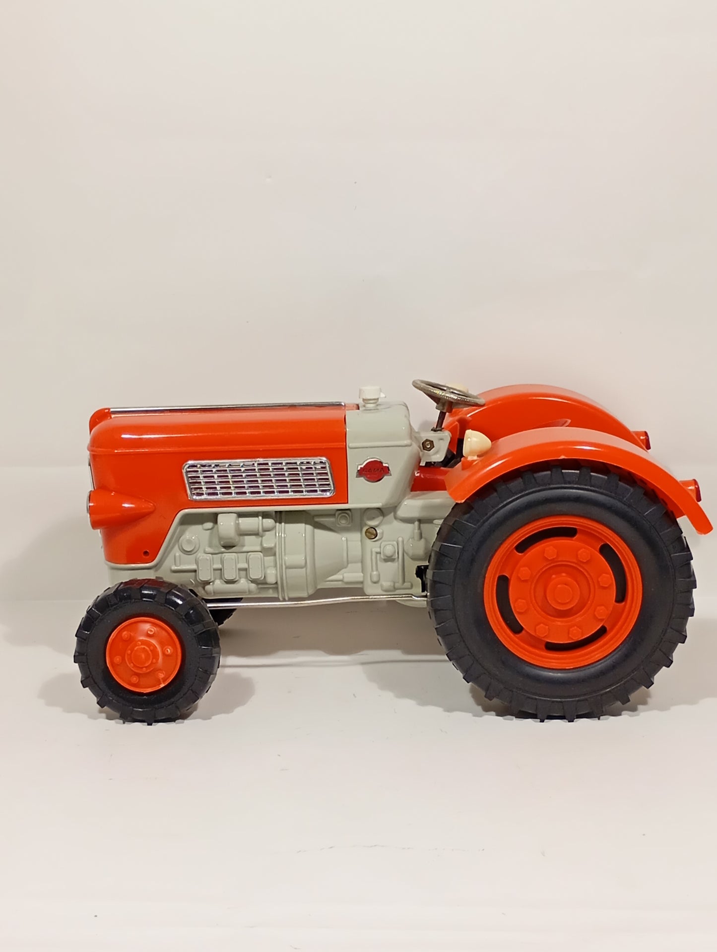 Gama Traktor 8015 im Originalkarton (75770)