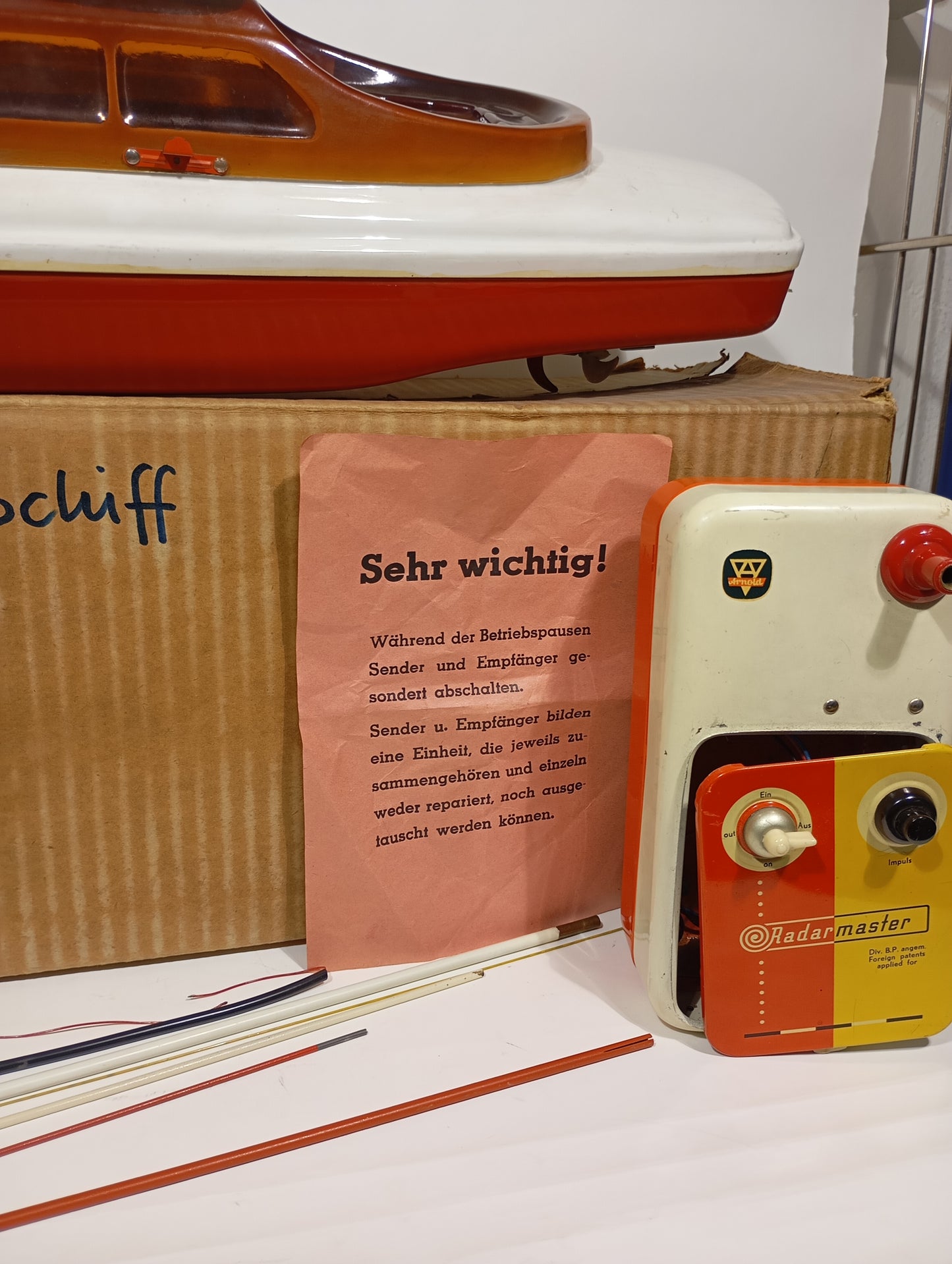Arnold Rennboot im Originalkarton (75766)